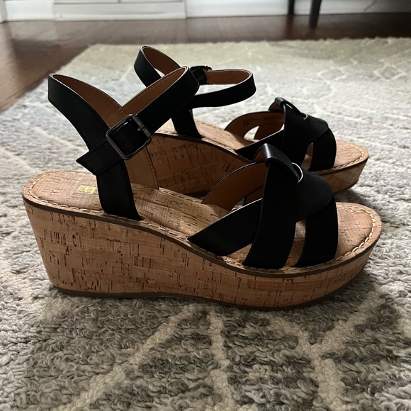 White Mountain Simple Wedge Sandal size 9 - Picture 2 of 5